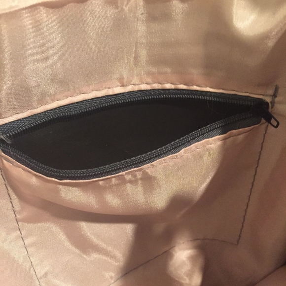 Chunn's Oversized Vegan Bag - Picture 2 of 3